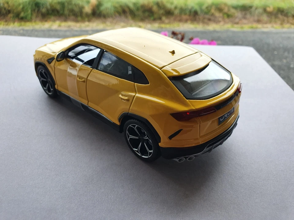 Lamborghini URUS jaune Maisto 1/24 - Photo 2/4
