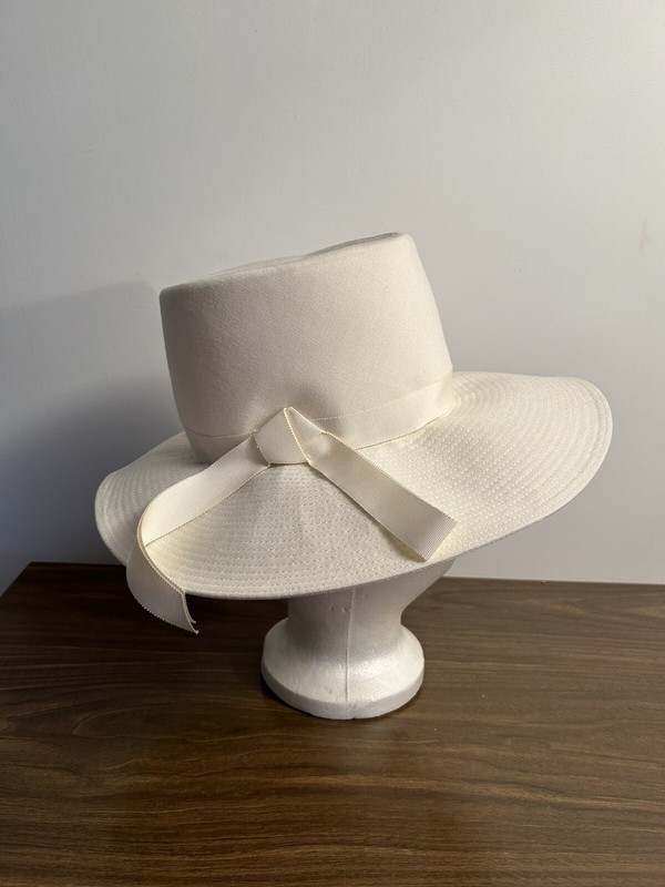 Vintage Creamy White Womens  Wide Brim Hat Size M 20” Circumference