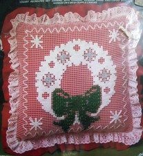 Christmas wreath 14" pillow net darning kit unopen Vogart