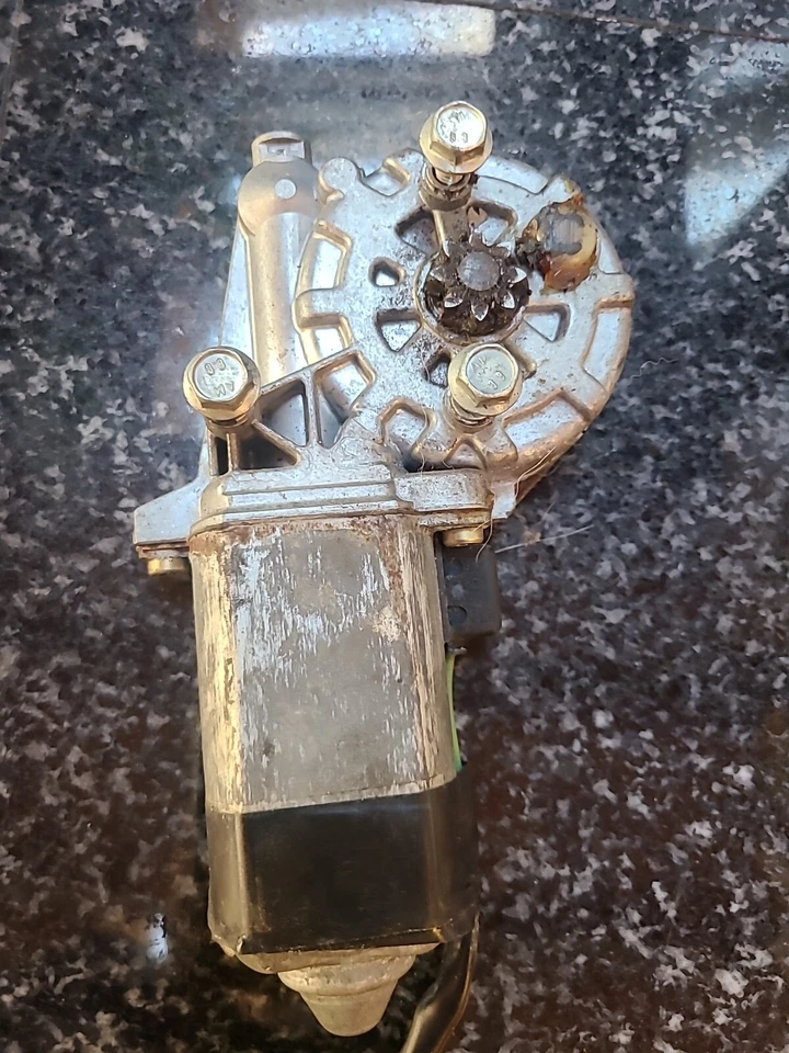 Мотор правого окна Mercedes 560SL Bosch 013082001 протестирован хорошо r107 450sl 380sl - Изображение 2 из 4