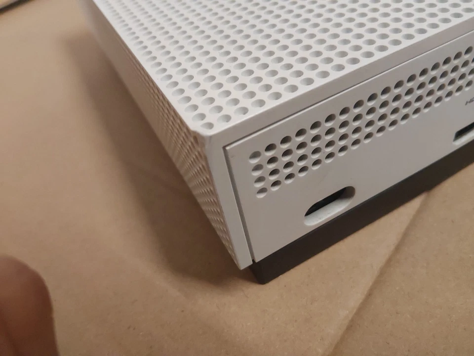 Unidad de juego Xbox One S y 4TB con cables, mando Xbox con batería de 1500mAh. Foto 4 de 4