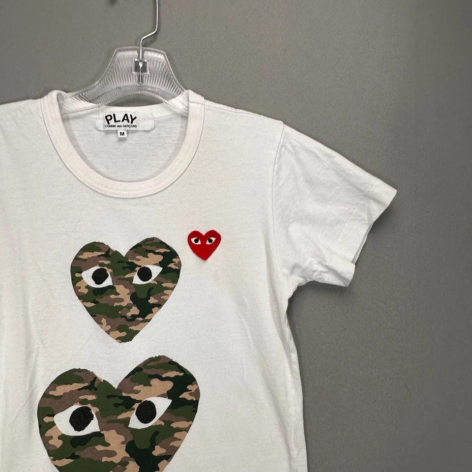 女式 Comme Des Garcons Play 短袖白色 T 恤 M 码迷彩心形 — 第 2/4 张图片