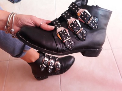 stivaletti neri con fibbie