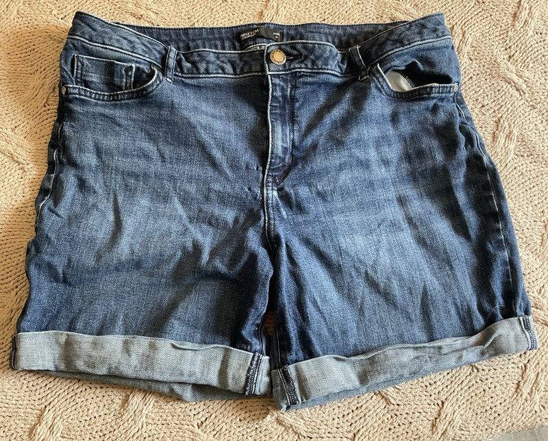 Simply Vera Vera Wang Mid-Rise Cuffed Medium Wash Denim Shorts Size 16