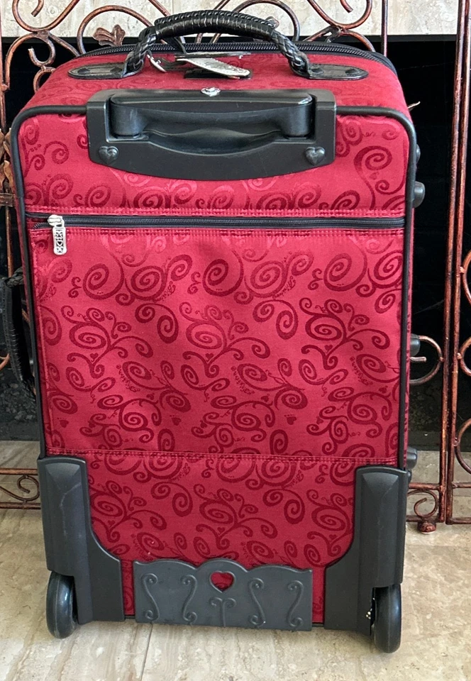 BRIGHTON ~ MALETA CON RUEDAS ESTAMPADA ROJA ~ 22" ~ DETALLE CORAZÓN PLATEADO Foto 2 de 4