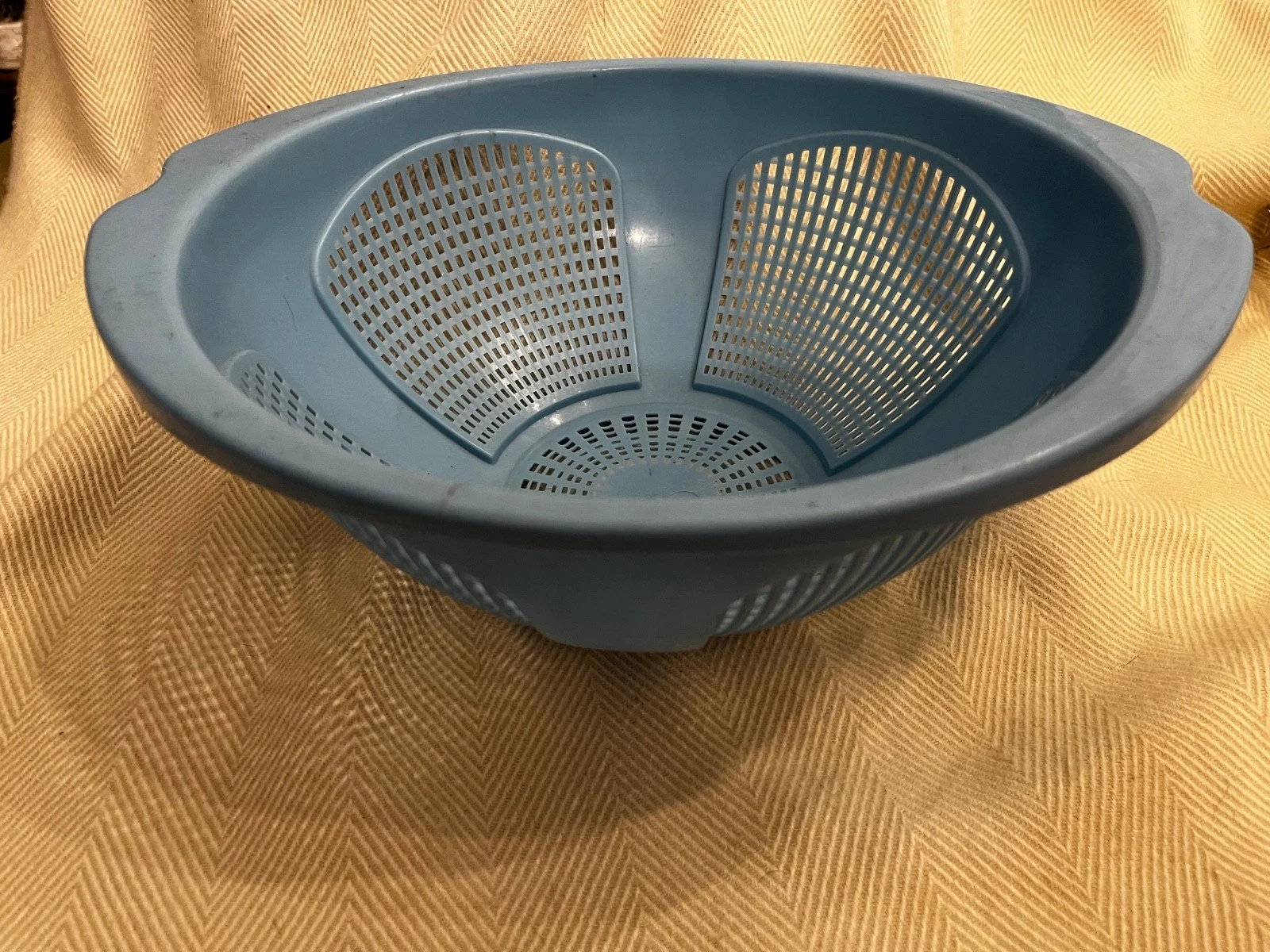 vintage 90's Country Cottage Blue plastic strainer/colander 5 in x 12 in