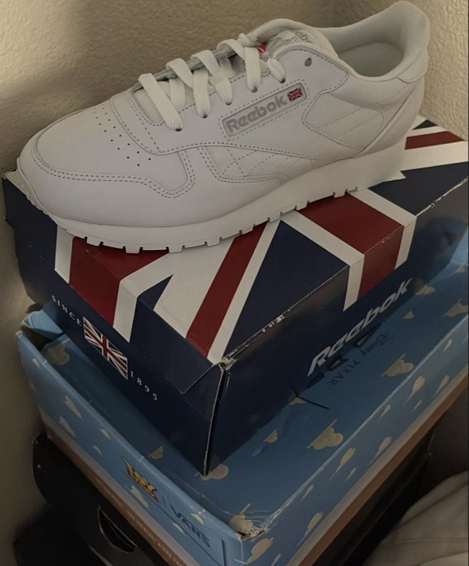 Reebok women&rsquo;s  White Low Top Lace-Up Athletic Sneaker, Solid Pattern