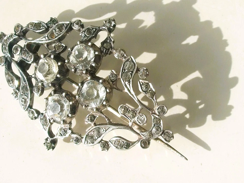 BELLE BROCHE ANCIENNE D'EPOQUE MILIEU XIXème en ARGENT avec PIERRE BLANCHE - Photo 2/4