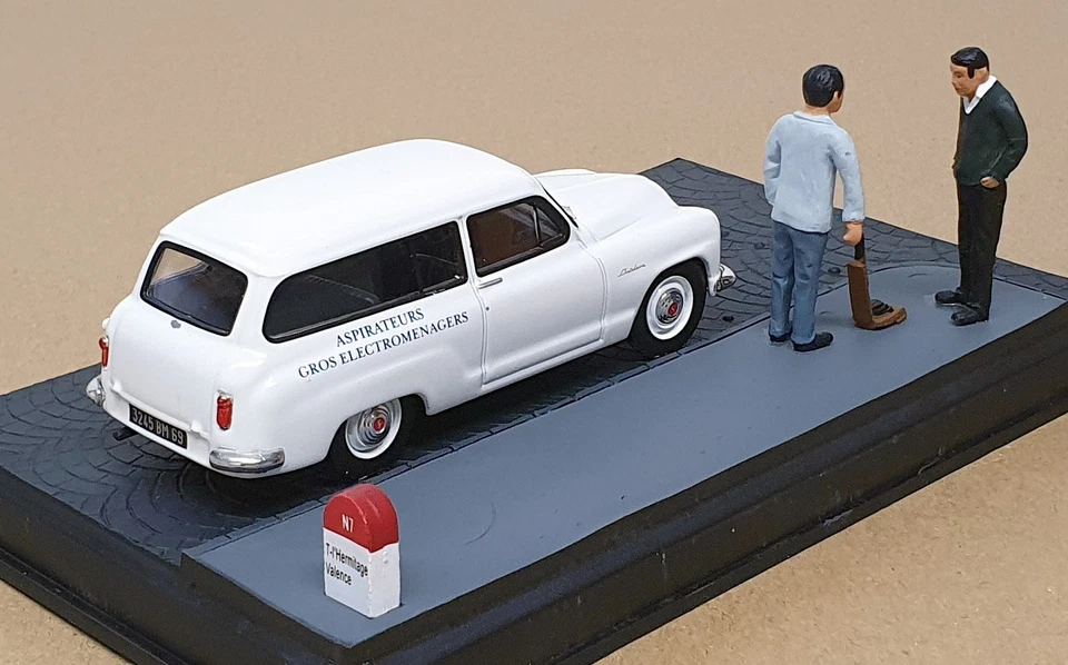 Altaya La Route Bleue 1/43 Scale DIR112 Simca Aronde Chatelaine Diorama - White - Image 2 of 4