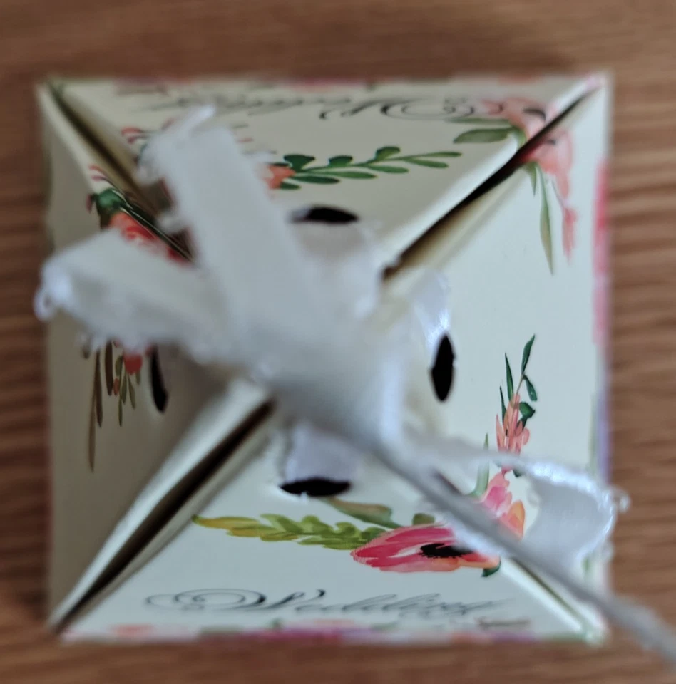 PACK OF 50 WEDDING PARTY FAVOUR SWEET GIFT BOXES PYRAMID VINTAGE FLORAL DESIGN - Image 3 of 4