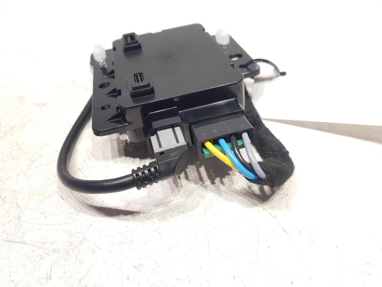 TESLA MODEL Y USB AUX Control Unit ECU 1522264-00-B Electricity 