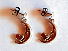 2 süße Mä OHRSTECKER: MOND und HERZ,silberfarben,Gr.ca.15x8mm,einwandfr. Zustand