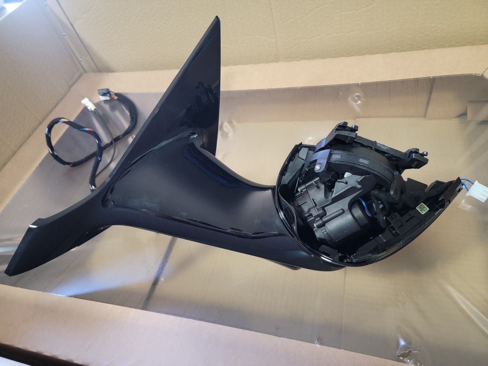 ASTON MARTIN DB12 DRIVER LEFT SIDE MIRROR OEM AM0200310001