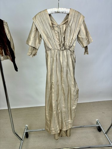 Antiguo vestido de caminar y chaqueta de terciopelo marrón a rayas beige eduardiano de principios de 1900 - Imagen 8 de 21