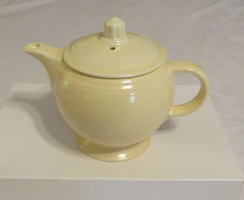 Vintage Fiesta *OLD IVORY* Medium Teapot w/LID