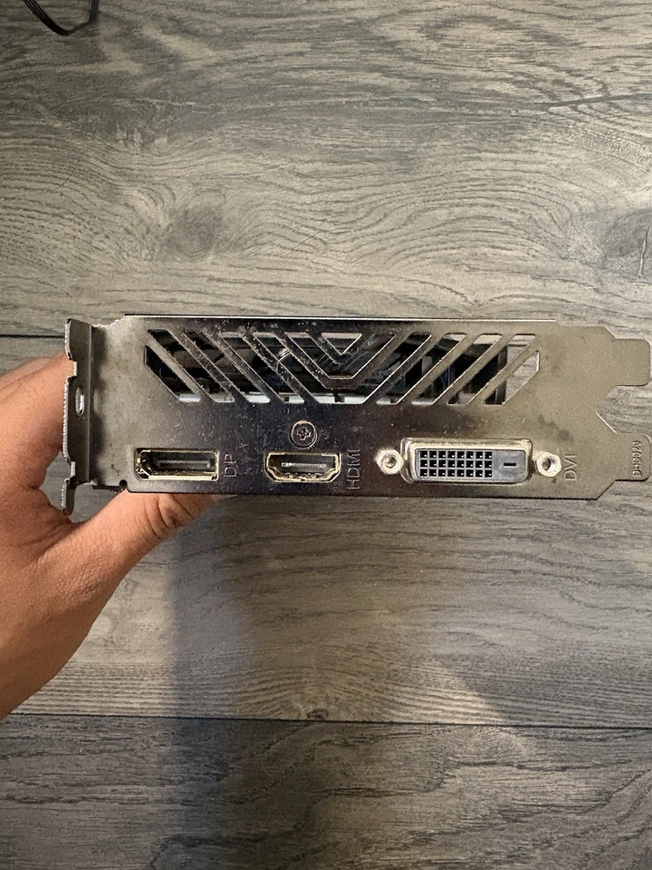 GIGABYTE AMD Radeon RX 560 Gaming OC 4G 4GB 1024SP GDDR5 Graphics Card - Image 3 of 4