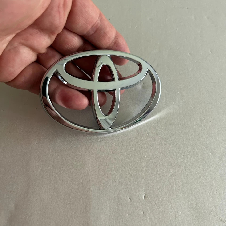 Front Grille Emblem Silver Chrome Badge for Toyota Sienna 2004-2006 - Image 2 of 2