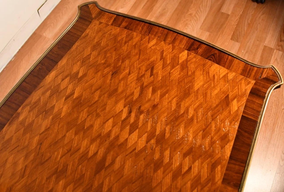 Escritorio antiguo francés Luis XV de 1900 con incrustaciones de marquetería de madera satinada de nogal Foto 3 de 4