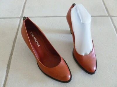 ESCARPINS MARQUE " SAN MARINA " CUIR ROUGE SUR SEMELLE DEPASSANTE T.37 - Photo 1/4