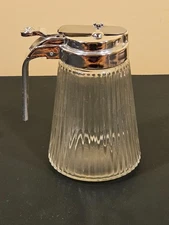 New Drip Stop Style Ribbed Clear Glass PLASTIC Lid Sliding Spout Syrup Pitcher