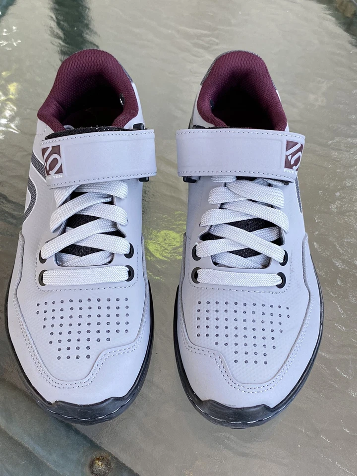 Zapatos de bicicleta de montaña Five Ten Kestrel de encaje para mujer tallas 6, 6,5 Foto 2 de 4