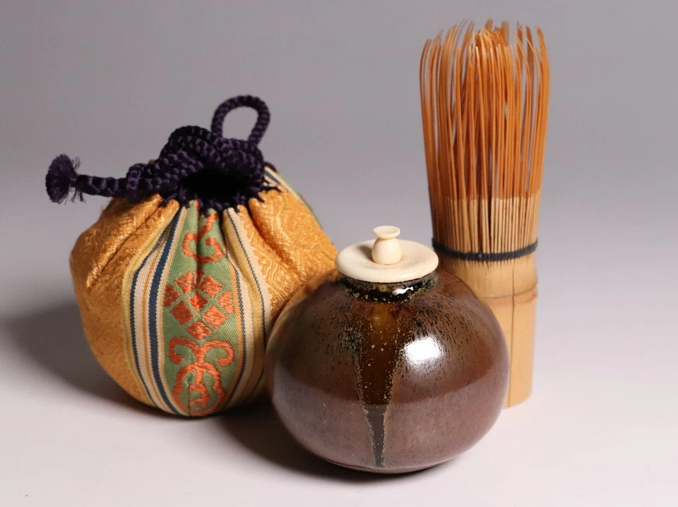 Contenedor de té de porcelana japonesa de 2,44 pulgadas con forma de berenjena por 笹田有祥� Sasada Arisho Foto 3 de 4