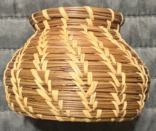 Kleiner handgefertigter Cherokee Nadelkorb aus indischer Kiefer hergestellt von Nancy Hornbuckle