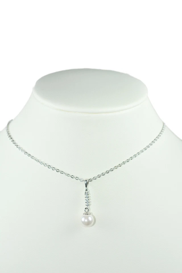 Collar colgante Forever 21 plata lágrima imitación perlas cadena 16"  Foto 3 de 4