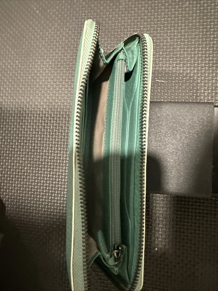 Cartera sin asas de cuero para mujer Cole Haan con cremallera verde/verde azulado Foto 3 de 4