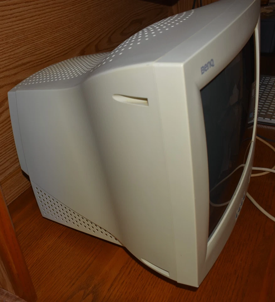 BENQ V773 Computer Monitor on Tilt Swivel Stand Rare Tube Model Working 16" - Image 4 of 4