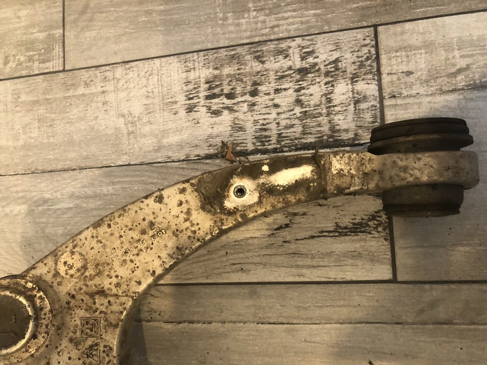 Chevrolet Suburban 2015-2018 brazo de control delantero superior lado del pasajero OEM Foto 2 de 4