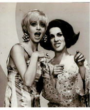 8x10 CZARNO-BIAŁE ZDJĘCIE WETERANÓW 'LAUGH-IN' GOLDIE HAWN & the Late RUTH BUZZI