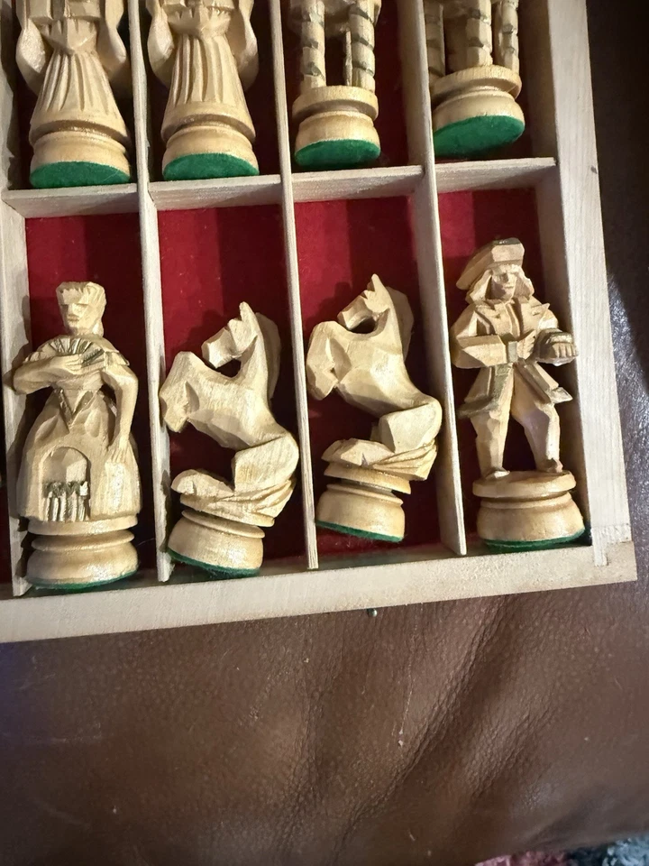 Juego de ajedrez tallado a mano vintage ¡Detalle! Tablero de 13,5 x 13,5 con ranuras de 4,5 pulgadas Foto 3 de 4