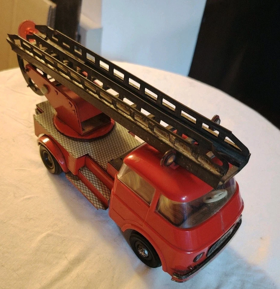 Raro CAMION DEI POMPIERI DI LATTA - MS GDR- tintoy - 29 cm - Immagine 2 di 4
