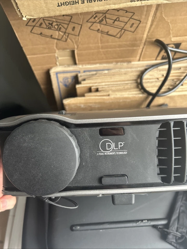 Dell 2400MP Portable DLP Projector With Case - Image 3 of 4