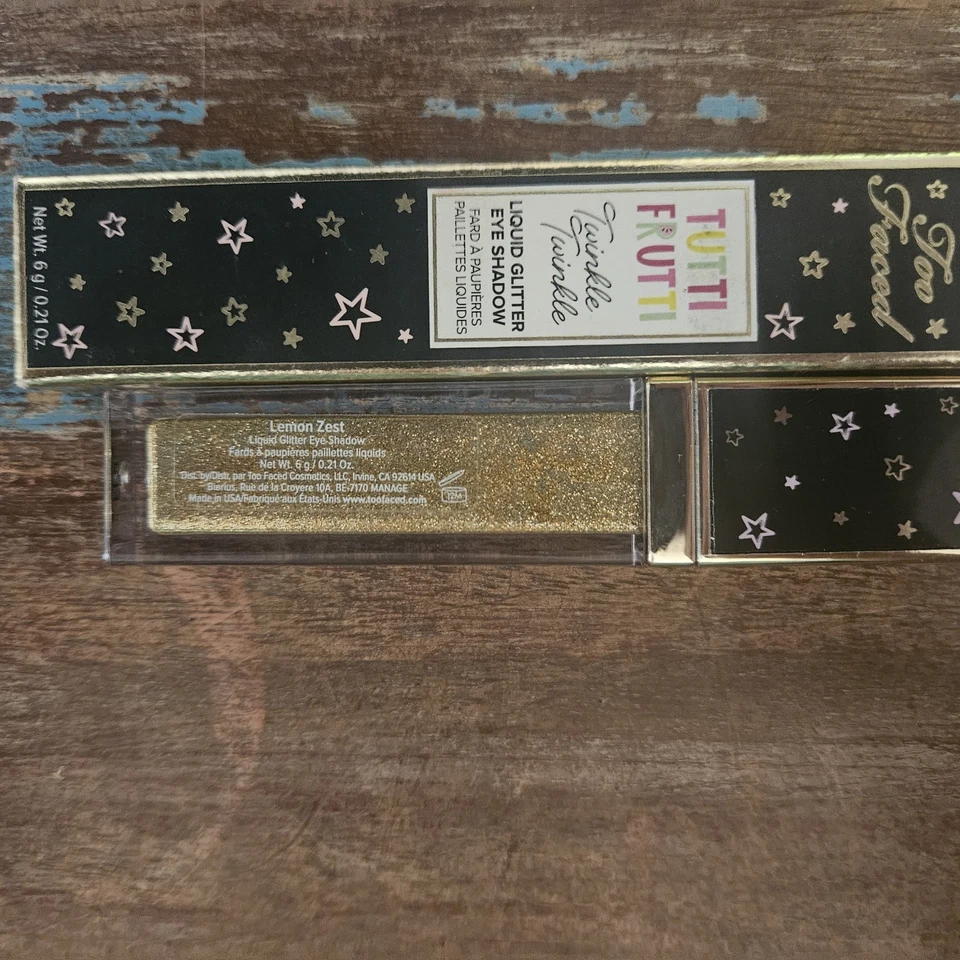 Sombra de ojos Too Faced Twinkle Brillo líquido en "Ralladura de limón" 6 g/0,21 oz. Foto 4 de 4