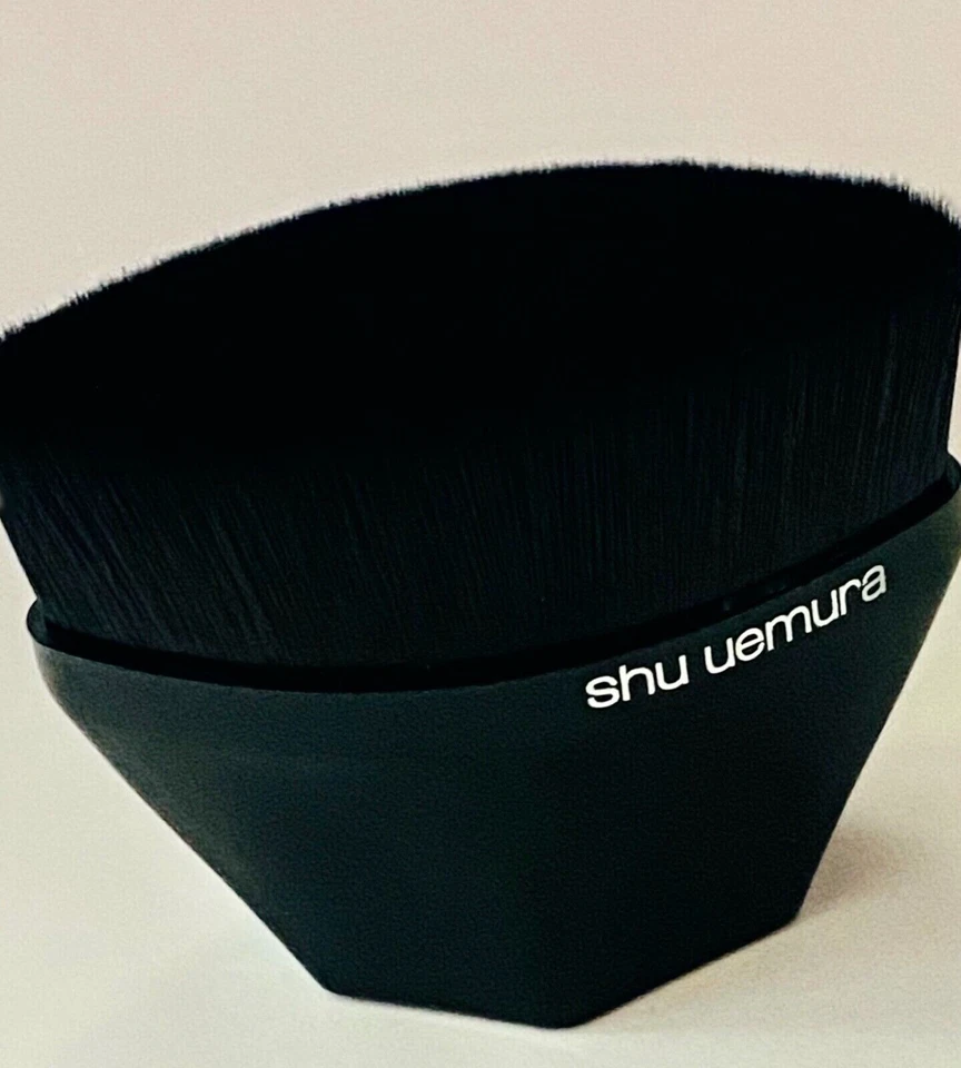¡Nuevo! Cepillo Base Shu Uemura Petal 55 en Negro Edición Limitada $65 ¡NUEVO EN CAJA! Foto 2 de 3