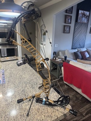 Hoyt VTM 34. Bourbon  with Black limbs.  RH 70lb. 