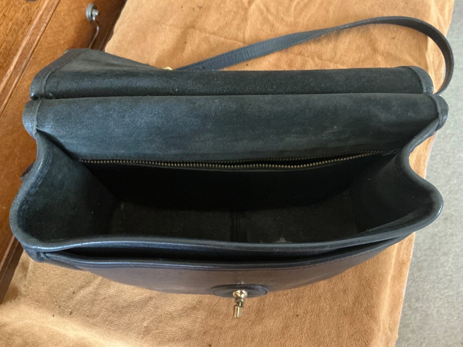 Borsa vintage Coach assistente di volo in pelle nera con cartellino da appendere timbrata all'interno.