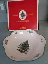 Spode Christmas design ‘Daisy’ serving bowl 