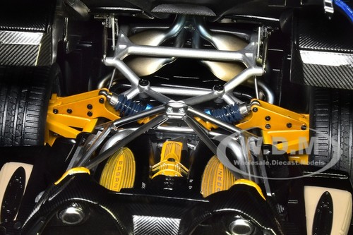 PAGANI HUAYRA ROADSTER BLUE TRICOLORE CARBON FIBER 1/18 MODEL CAR AUTOART 78286 - Picture 3 of 8