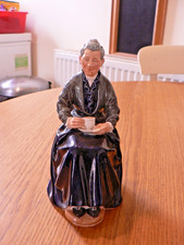 A LOVELY ROYAL DOULTON HN 2322 "THE CUP OF TEA" FIGURE.