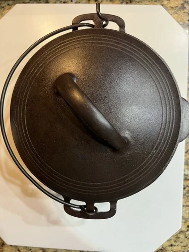 Wagner Ware Sidney -O- 1266 Cast Iron Dutch Oven with Lid and Trivet