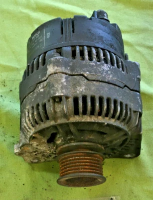 Alternateur / AUDI 80 1.9 TDI / 0123320003 / 028903025E - Photo 1/4