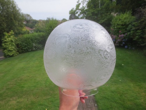 SUPERB ANTIQUE CRYSTAL ETCHED ROUND GLASS GLOBE PATTERN DUPLEX OIL LAMP SHADE - Picture 7 of 17