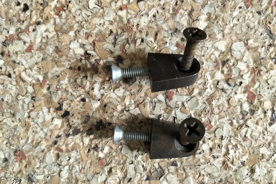 Lowrey 1976 parte de órgano herrajes tornillos conector para soporte de partituras de escritorio de música  Foto 3 de 4