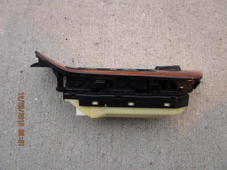 99 - 03 LEXUS RX300 3.0L V6 FRONT DRIVER LEFT SIDE MASTER POWER WINDOW SWITCH - Image 2 of 4