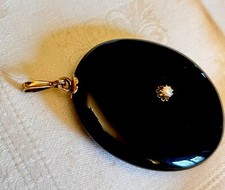 Traumhaftes Onyx-Medaillon mit Gelbgold 585 und Perle, Biedermeier/Historismus.