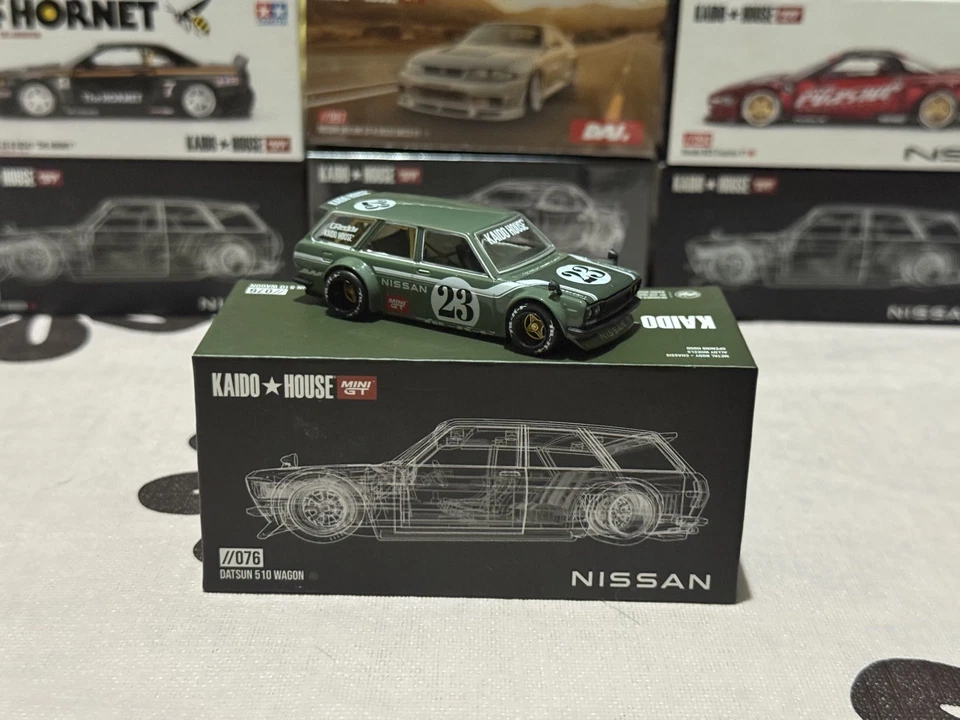KAIDO HOUSE x MINI GT DATSUN 510 VAGÓN #23 FIBRA DE CARBONO VERDE KHMG076 “CAJA ABIERTA” Foto 2 de 4