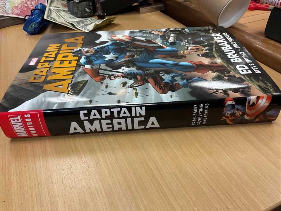 Capitão América Ed Brubaker capa dura ônibus graphic novel livro Marvel - Imagem 3 de 4